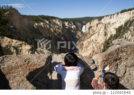 家族での海外旅行でイエローストーンのアーティストポイントから絶景を眺める子供の後ろ姿 家族での海外旅行でイエローストーンのアーティストポイントから絶景を眺める子供の後ろ姿 122081648