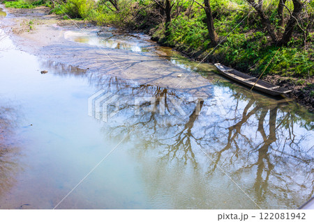 【栃木県_渡良瀬遊水地】早春の渡良瀬川・木舟浮かぶ光景 【栃木県_渡良瀬遊水地】早春の渡良瀬川・木舟浮かぶ光景 122081942