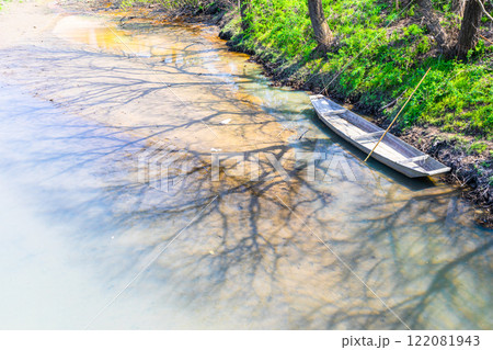 【栃木県_渡良瀬遊水地】早春の渡良瀬川・木舟浮かぶ光景 【栃木県_渡良瀬遊水地】早春の渡良瀬川・木舟浮かぶ光景 122081943