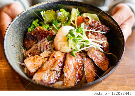 極旨たれの分厚い焼肉どんぶり 122082443