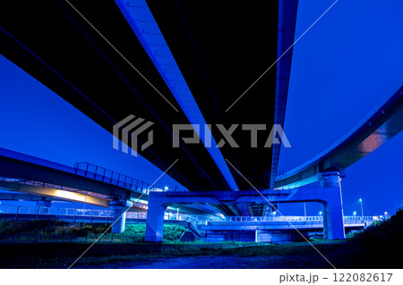 【橋桁が支える道】久喜白岡ジャンクション（東北道✕圏央道）夜の風景 122082617