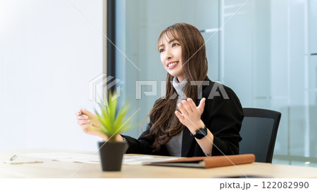笑顔で対話をする女性・ビジネスウーマン 笑顔で対話をする女性・ビジネスウーマン 122082990