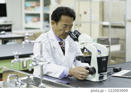 顕微鏡を除く医師 撮影協力:学校法人電波学園 東京電子專門学校 顕微鏡を除く医師 撮影協力:学校法人電波学園 東京電子專門学校 122083009