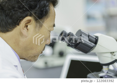 顕微鏡を除く白衣を着たミドルエイジの医師 撮影協力:学校法人電波学園 東京電子專門学校 顕微鏡を除く白衣を着たミドルエイジの医師 撮影協力:学校法人電波学園 東京電子專門学校 122083392