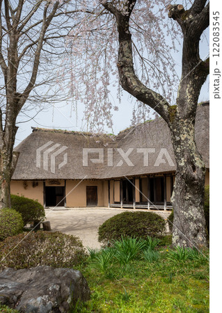 満開の桜と日本の農村の曲がり家 満開の桜と日本の農村の曲がり家 122083545