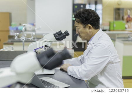 顕微鏡を除く医師　研究　開発　撮影協力：学校法人電波学園 東京電子專門学校 122083756