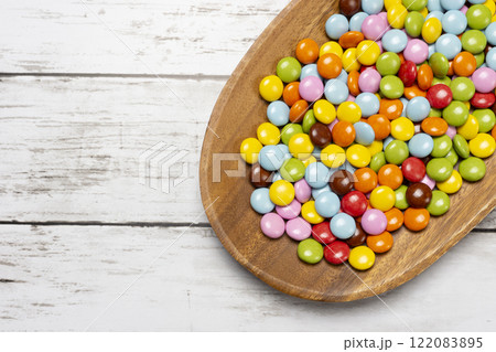 木皿の上に乗ったカラフルな粒チョコレート 122083895
