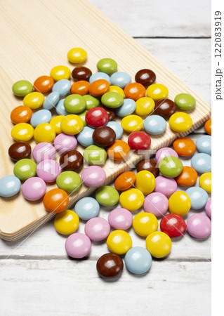 カッティングボードとカラフルな粒チョコレート カッティングボードとカラフルな粒チョコレート 122083919