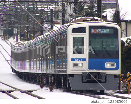 ［SS］冬の西武新宿線6000系電車（急行-10両編成） 122085005