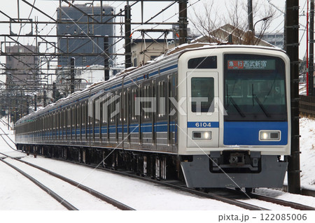 ［SS］冬の西武新宿線6000系電車（急行-10両編成） 122085006