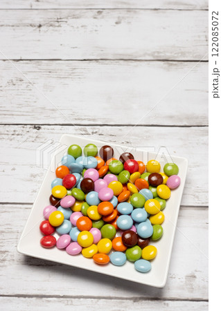 四角いお皿に乗ったカラフルな粒チョコレート 四角いお皿に乗ったカラフルな粒チョコレート 122085072