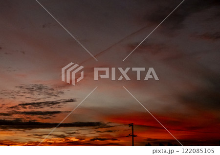 雲の隙間から見える茜色の夕焼け空 122085105