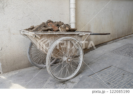 Old wheelbarrow 122085190