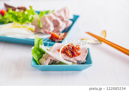 豚肩ロースで茹で豚 辛味噌のせ 豚肩ロースで茹で豚 辛味噌のせ 122085234