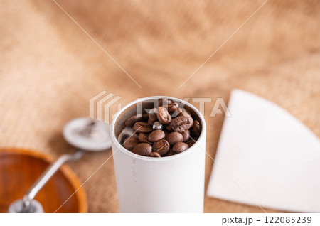 手挽きミルとコーヒー豆 122085239