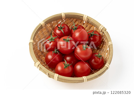 白バックで深ざるに入れたミニトマト 122085320