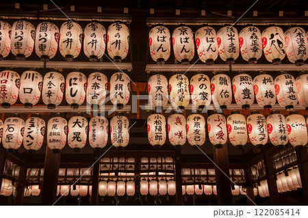 paper lanterns lit at Yasaki shrine at night, Gion, Kyoto 122085414