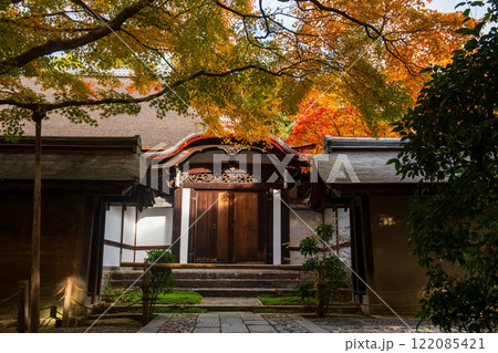Wooden gate of Ryoanji temple with fall foliage colors, Kyoto 122085421