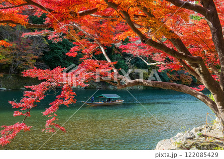 Boatman punt wooden boat along Arashiyama in autumn, Kyoto Boatman punt wooden boat along Arashiyama in autumn, Kyoto 122085429