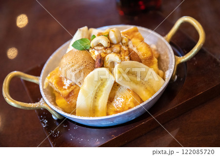 【斜め上から】星乃珈琲の「フレンチトースト（バナナとキャラメルナッツ）」 122085720