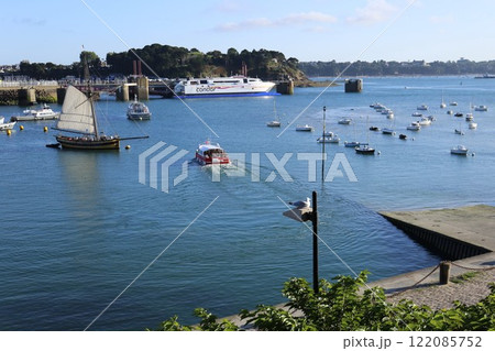 中世の街並みが残るサン・マロの城壁からのサンマロ湾 122085752