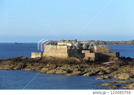 中世の街並みが残るサン・マロの海岸の沖にあるナスィオナル要塞 中世の街並みが残るサン・マロの海岸の沖にあるナスィオナル要塞 122085758