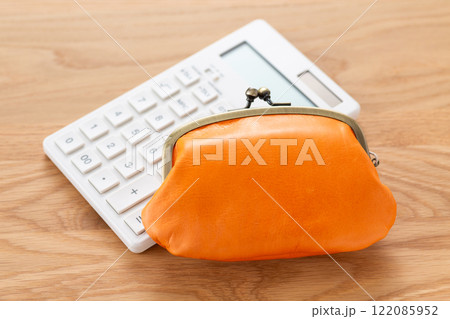 がま口財布と白い電卓 122085952