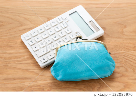 がま口財布と白い電卓 122085970