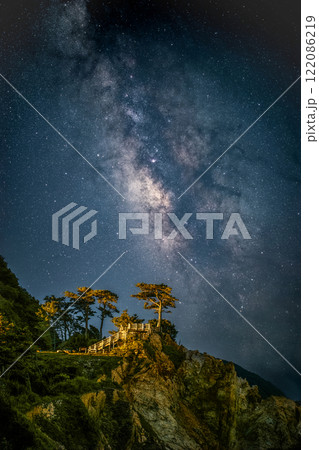 【静岡県】黄金崎公園に掛る天の川 【静岡県】黄金崎公園に掛る天の川 122086219