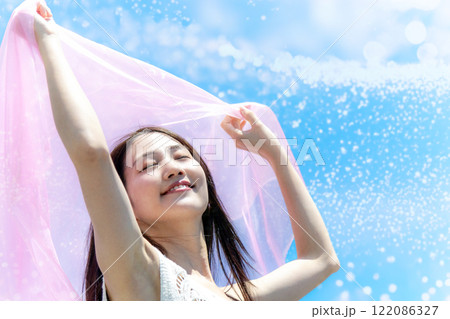 若い女性　ポートレート　夏イメージ 122086327