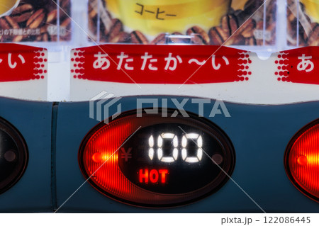 ライトアップされた100円のホット缶コーヒーの購入ボタン　クローズアップ 122086445