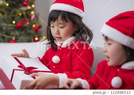 サンタ衣装の姉妹がクリスマスプレゼントを開ける瞬間 122086512