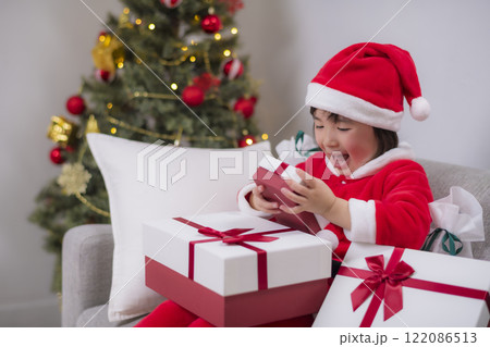 クリスマスプレゼントに歓喜する女の子 122086513