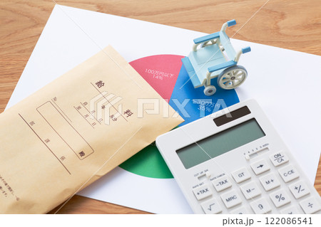年収分布グラフと車椅子と電卓と給料袋 122086541
