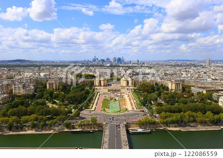 エッフェル塔からのシャイヨ宮とトロカデロ広場 122086559