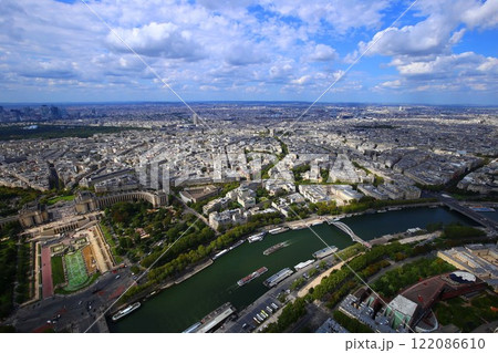 エッフェル塔からのパリの街並み 122086610