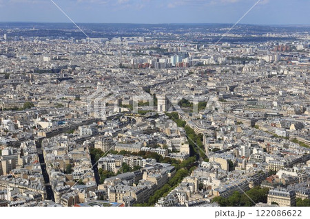 エッフェル塔からの凱旋門を中心としたパリの街並み 122086622