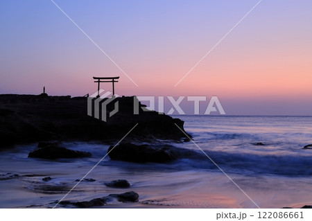 【静岡県】白濱神社・大明神岩の赤鳥居　夜明け 122086661