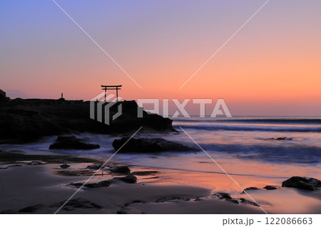 【静岡県】白濱神社・大明神岩の赤鳥居　夜明け 122086663