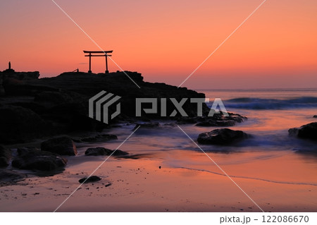 【静岡県】白濱神社・大明神岩の赤鳥居　夜明け 122086670