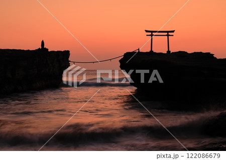 【静岡県】白濱神社・大明神岩の赤鳥居　夜明け 122086679
