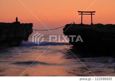 【静岡県】白濱神社・大明神岩の赤鳥居　夜明け 122086685