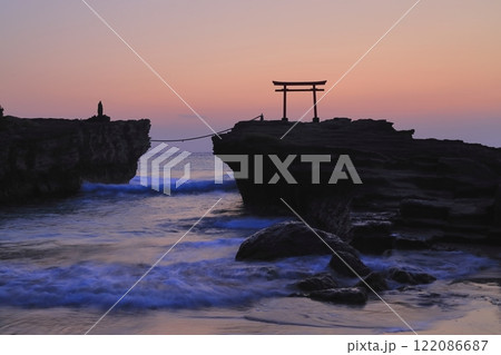 【静岡県】白濱神社・大明神岩の赤鳥居　夜明け 122086687