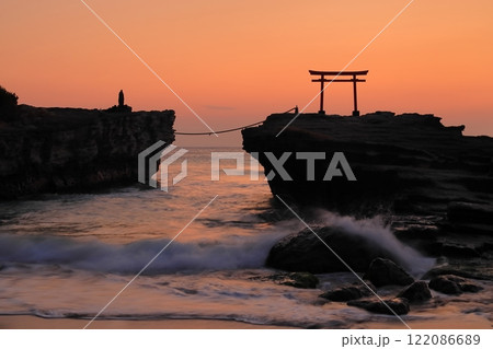 【静岡県】白濱神社・大明神岩の赤鳥居 夜明け 【静岡県】白濱神社・大明神岩の赤鳥居 夜明け 122086689