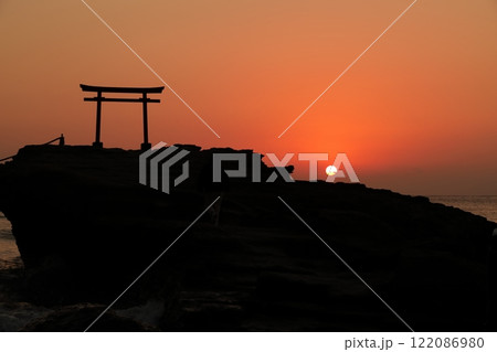 （静岡県）白濱神社・大明神岩の赤鳥居　日の出 122086980