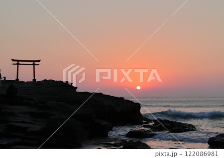 （静岡県）白濱神社・大明神岩の赤鳥居　日の出 122086981