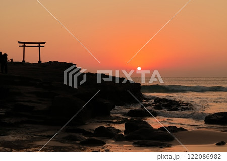 （静岡県）白濱神社・大明神岩の赤鳥居　日の出 122086982
