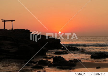 （静岡県）白濱神社・大明神岩の赤鳥居　日の出 122086983