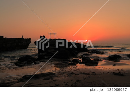 （静岡県）白濱神社・大明神岩の赤鳥居　日の出 122086987
