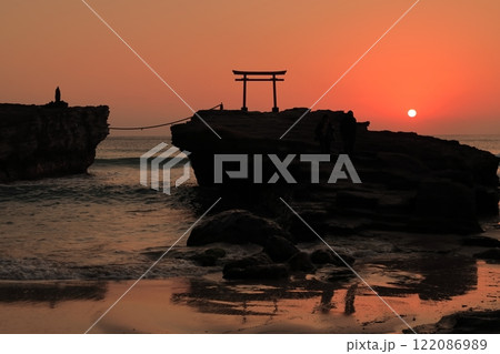 (静岡県)白濱神社・大明神岩の赤鳥居 日の出 (静岡県)白濱神社・大明神岩の赤鳥居 日の出 122086989